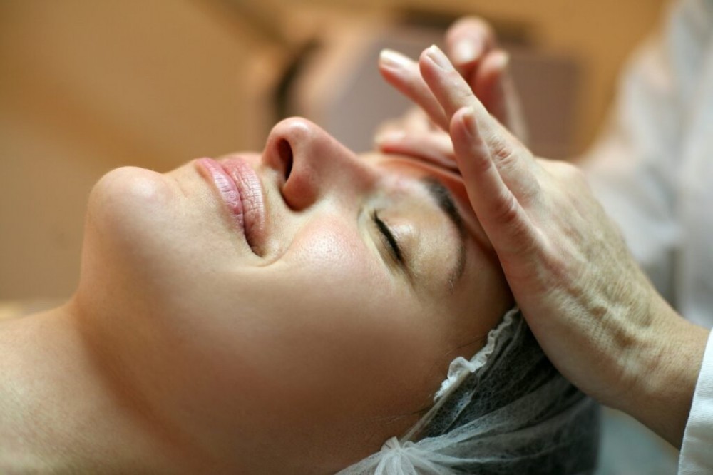 The Benefits of Regular Visits to a Professional Facial Spa